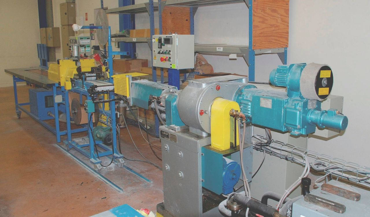 maquina de extrusión pra moldeo de piezas